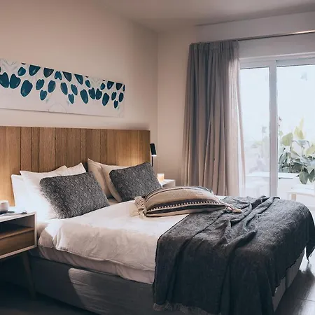 Meni & Ξενοδοχείο Τιγκάκι