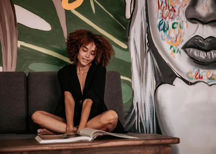 Готель Meni & Тігакі