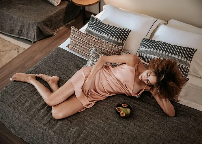 Готель Meni & Тігакі